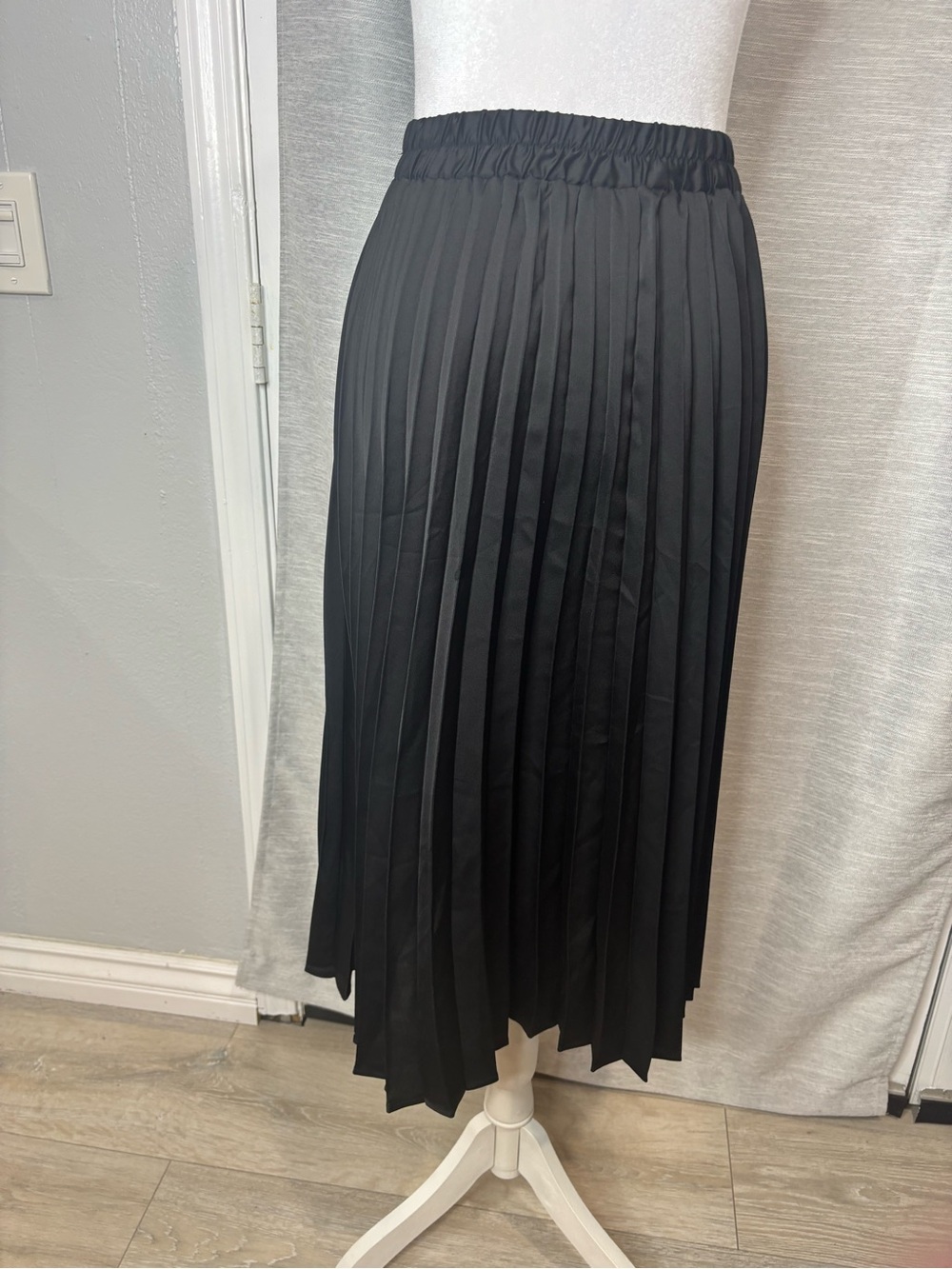 Classic Black Pleated Midi Skirt with Elastic Waist - Picture 3 of 6